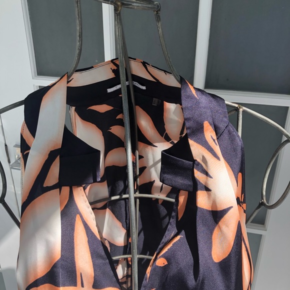 T. Tahari blouse - Picture 2 of 5